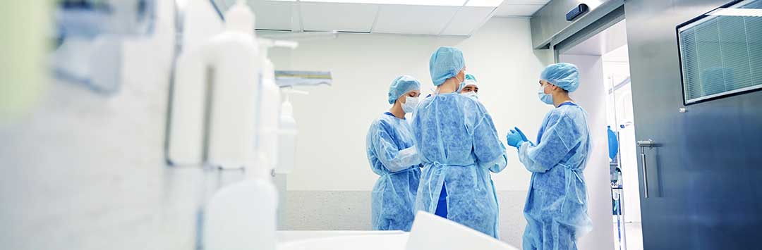 Surgeons discussing a case to illustrate a medical case gone wrong.