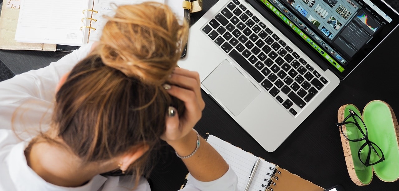A worried woman in front of her computer